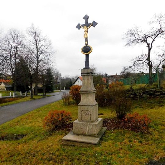 Kříž na návsi u č.p. 12 v Bernarticích