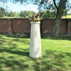 Sloup zastavení III. na křížové cestě v parku kláštera v Teplé