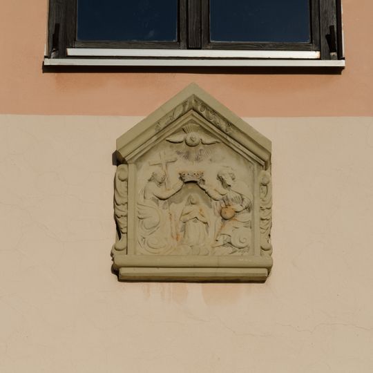 Spätmittelalterliche Keller, Relief Marienkrönung