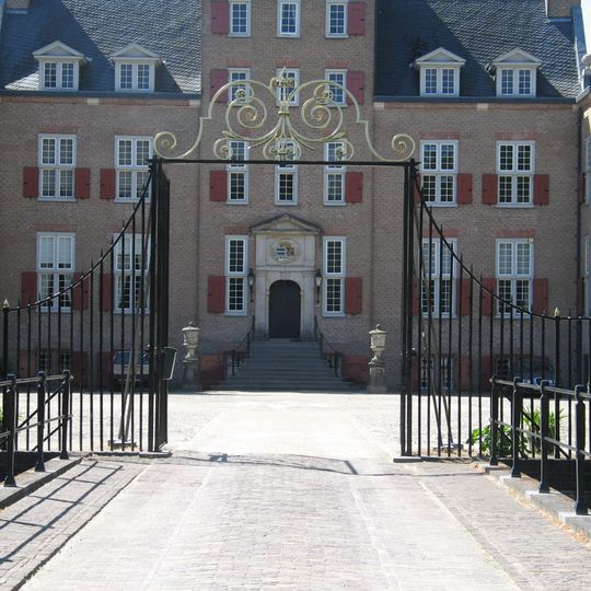 Kasteel Renswoude: toegangshek op voorplein