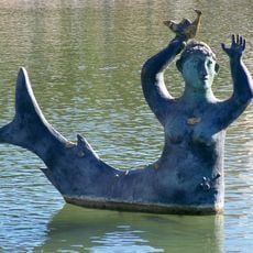 Sirena grande con pez