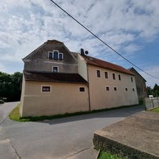 Wohnstallhaus (Nr. 7) und Scheune (Nr. 7a) eines Bauernhofes Obere Straße 7; 7a