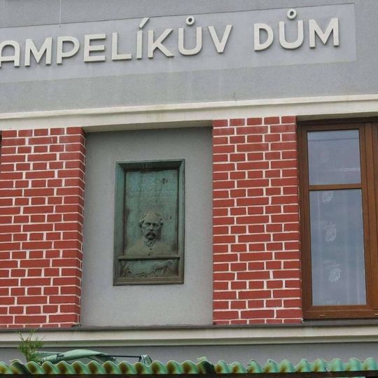 Pamětní deska Františka Cyrila Kampelíka na budově obecního úřadu v Syřenově