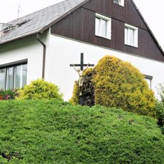 Kříž u domu U Rybníka 7/2 v Dolních Křečanech