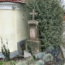 Kříž u kaple v Chýnicích