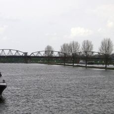 Weir and lock complex Grave