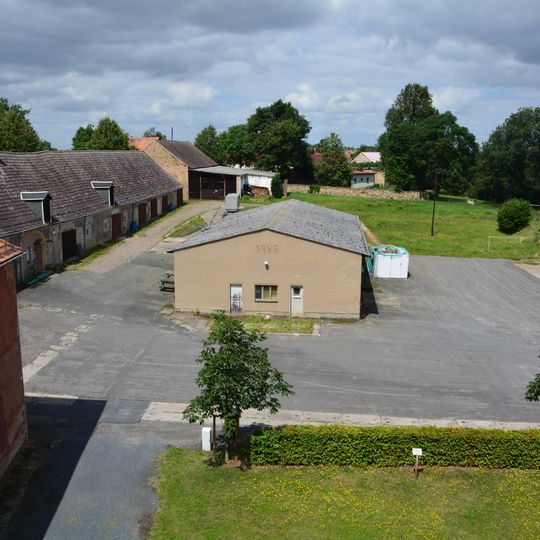 Einzeldenkmale der Sachgesamtheit Schloss und Rittergut Lauterbach: Schloss , vier Wohngebäude , zwei aneinandergebaute Wirtschaftsgebäude (Schloßa