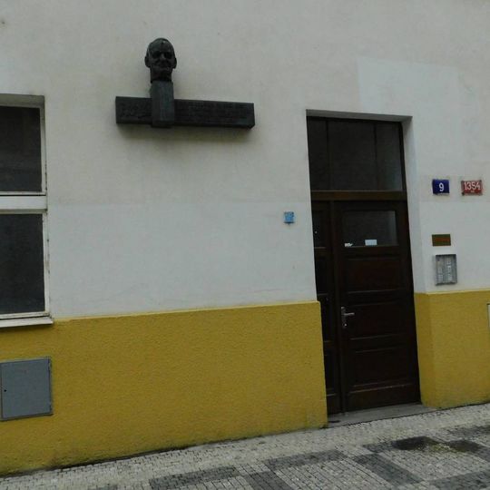 Pamětní deska Pravoslava Kotíka na domě Schnirchova 1354/9 v Holešovicích