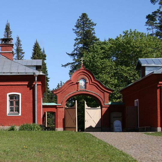 Стена-ограда с двумя воротами