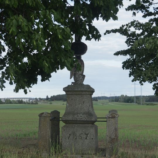 Kříž u silnice 390 u Náramče