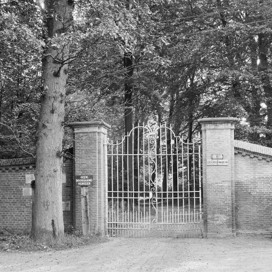 Gemetselde hekpalen van de twee inrijhekken van het voormalig buiten 'Duinvliet'