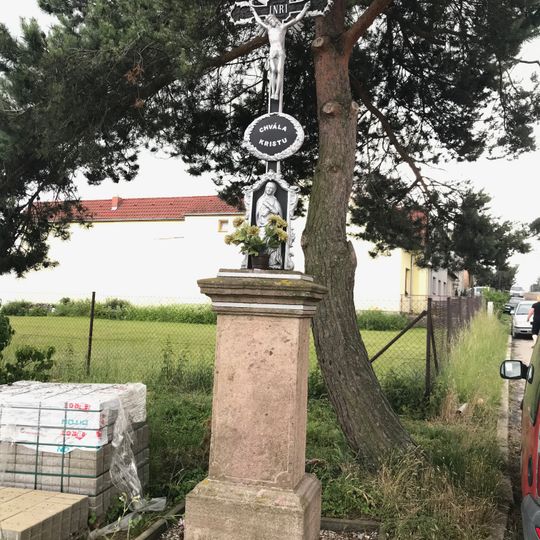 Kříž u domu čp. 158 ve Vícenicích u Náměště nad Oslavou