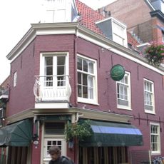 Pand met rechte kroonlijst op de hoek afgepunt