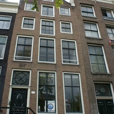 Pand met gevel onder klokvormige top met rollagen