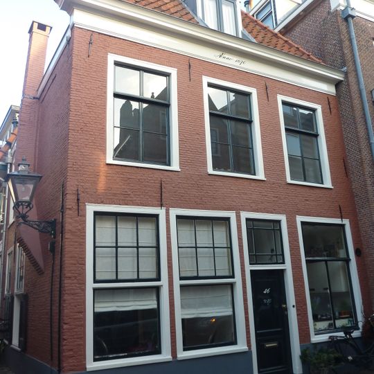 Pand met gevel met rechte kroonlijst