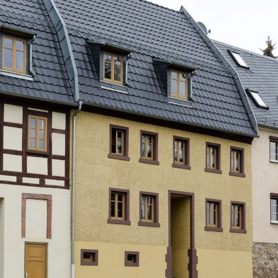 Wohnhaus in geschlossener Bebauung Oschatzer Straße 2