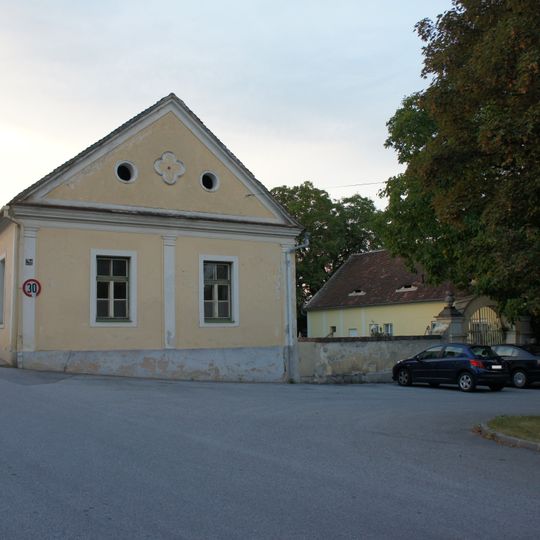 Ehem. Schäferei mit Mauerteil und Portal