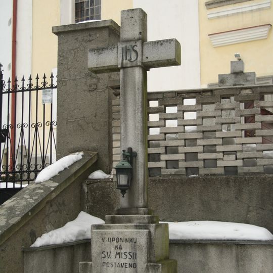 Kříž před kostelem sv. Bartoloměje v Dušejově