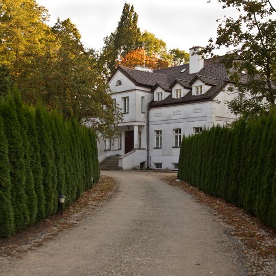 Zespół dworski, Parkowa 1 w Karniewie