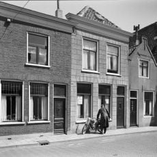 Huis met gecementeerd puntgeveltje