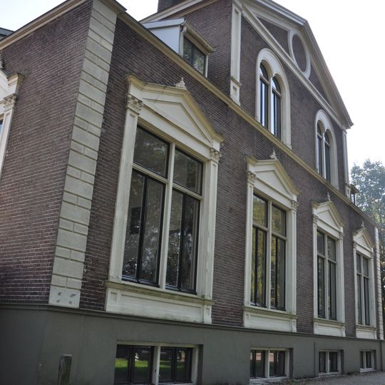 Dubbele villa gelegen op de hoek van de loseweg en de dillenburg