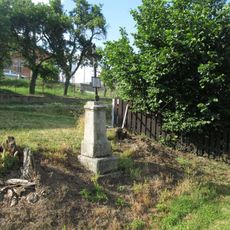 Kříž v Mířkově na svahu u rozcestí