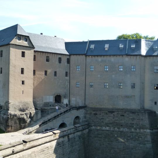 '''Festung Königstein''' – Torhaus, Kommandantenhaus, Georgenburg, Neues Zeughaus und Caponnierengang, Brunnenhaus, Magdalenenburg, St. Georgs-Kapelle, dazugehörend die fortifikatorischen Anlagen Alte Festungss