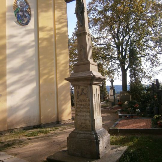 Kamenný kříž v Troubsku u kostela
