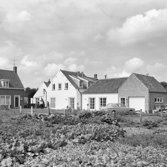 Pandje met langsgevel aan de straat