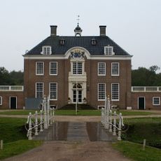 Zwaluwenburg: toegangshek met hekwerk