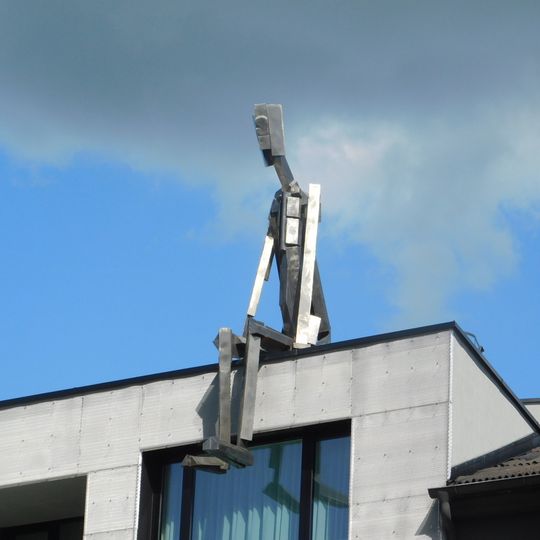 Kovová socha na hotelu Fabrika v Humpolci