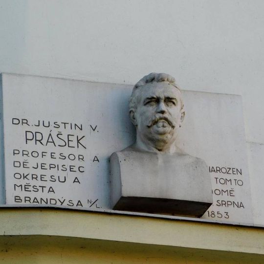 Pamětní deska a busta Justina Práška v ulici Ivana Olbrachta v Brandýse nad Labem