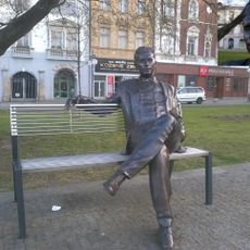 Bronzový Wolker na lavičce