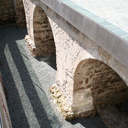 Ehem. Landhausbrücke, Brunnenschacht und ehem. Stadtbefestigung