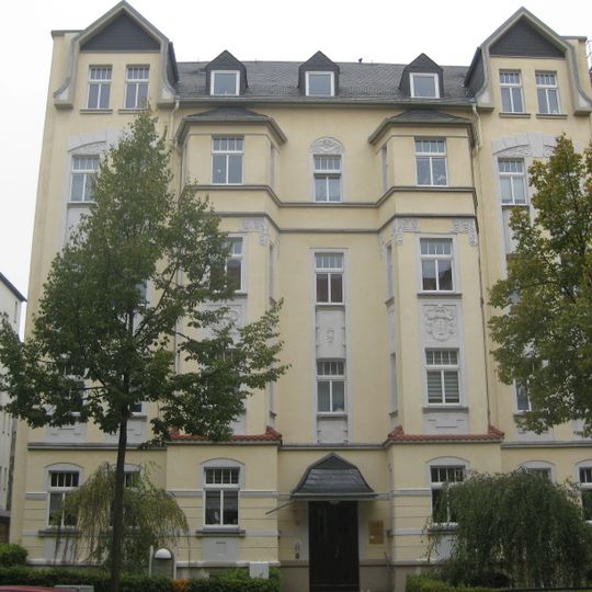 Mietshaus in halboffener Bebauung mit Vorgarten Würzburger Straße 25