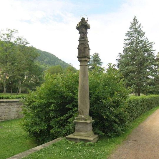 Sloup svatého Jana Nepomuckého na nádvoří zámku v Jílovém