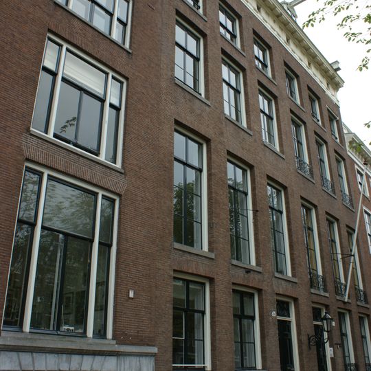 Huis voorzien van een triglyfenlijst gevel waarboven een dwars dak