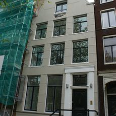 Pand met gevel onder fantasietop