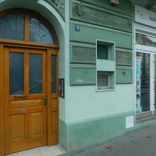 Pamětní deska rodiny Pouznarových na domě Bělohorská 416/25 na Břevnově