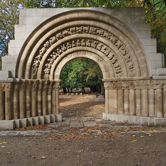 Portada y restos de la Iglesia de Nuestra Señora de la Llana de Cerezo de Río Tirón