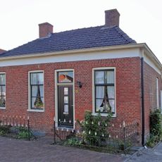 Dwarshuisboerderij onder schilddak met hoekschoorstenen