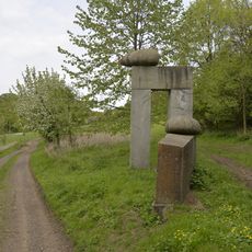 Kamenná plastika Poutní přestávka u cesty z Černčic do Bílky