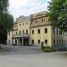 Herrenhaus und vier Wirtschaftsgebäude sowie Einfriedungsmauer und Pfeiler der historischen Einfriedung Nedaschütz 1, 1e, 1f, 1g, 1h, 1i