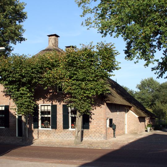 Hallenhuisboerderij in ambachtelijk-traditionele stijl met zijbaander