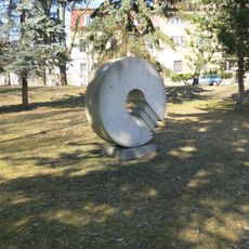 Žulová plastika v parku u nádraží v České Lípě