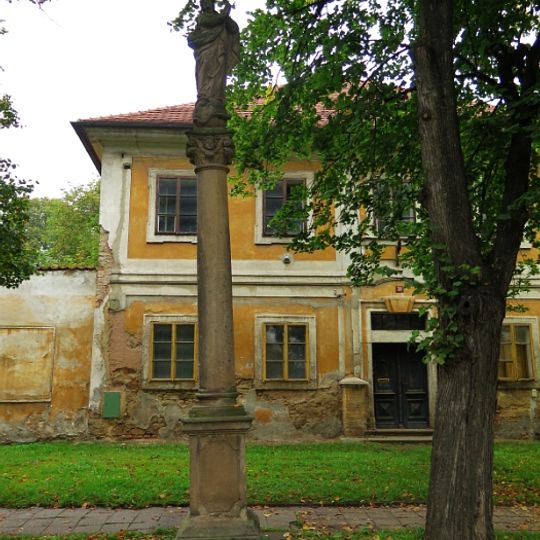 Sloup se sochou Panny Marie Immaculaty v Kněževsi