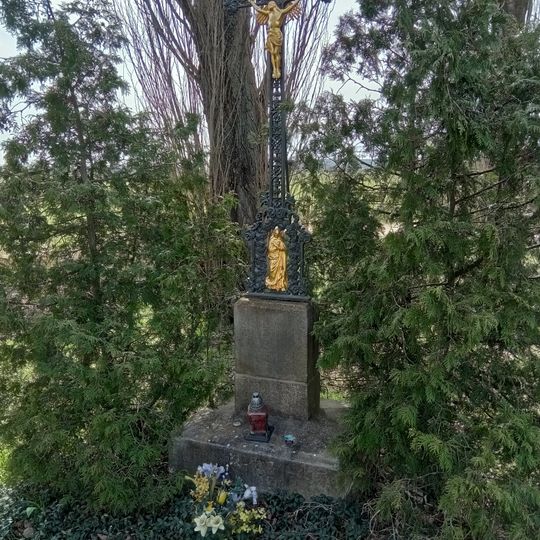 Kříž v ulici U Potoka v Holáskách