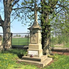 Kříž u pomníků za nemocnicí v Novém Bydžově