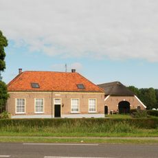 Bingerden: stalgebouw rechts van boerderij kroonestein gelegen