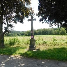 Kříž u zemědělského areálu v Chýšné